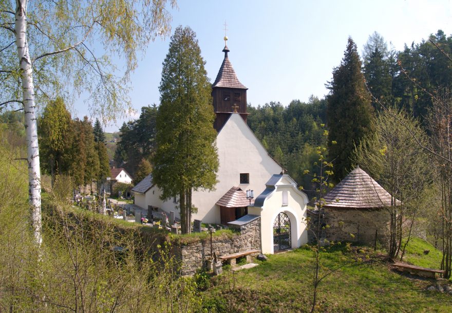 Kostel sv. Mikuláše se hřbitovem
