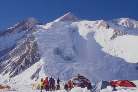 Gasherbrum III (vlevo) a Gasherbrum II