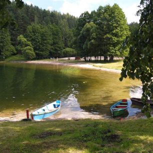 Paluše-pláž vedle půjčovny loděk na jezeře Lušiai