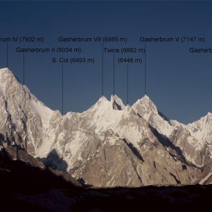 Pohled na skupinu vrcholů Gasherbrum (ze západu)