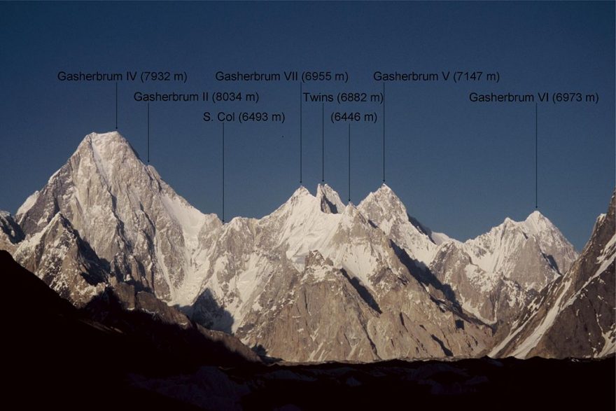 Pohled na skupinu vrcholů Gasherbrum (ze západu)