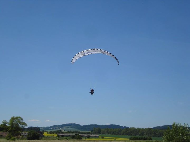 Honza si vyzkoušel i paragliding