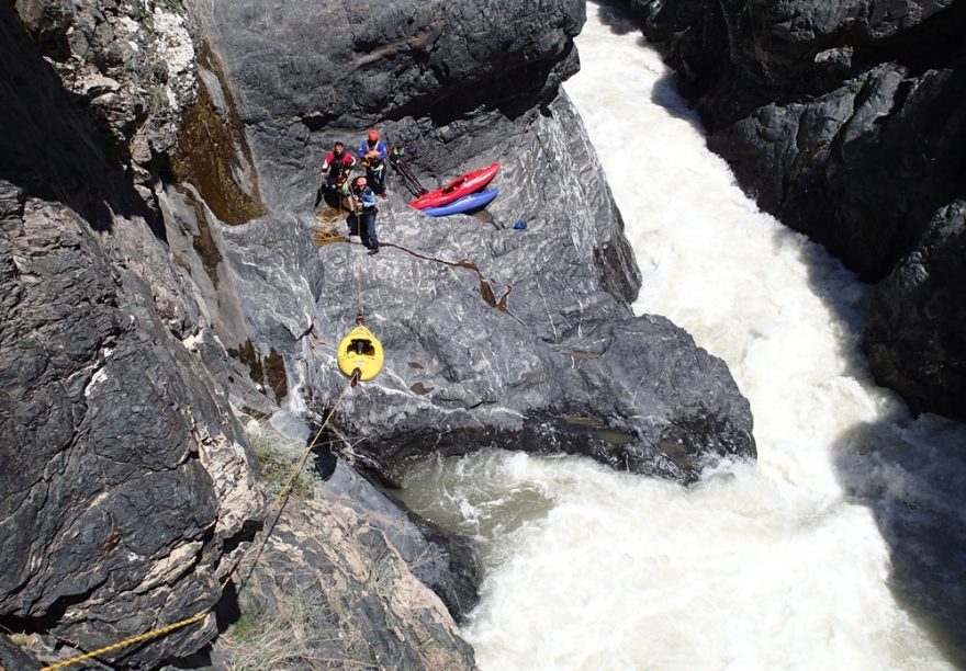 Náročné slanění 25metrového vodopádu