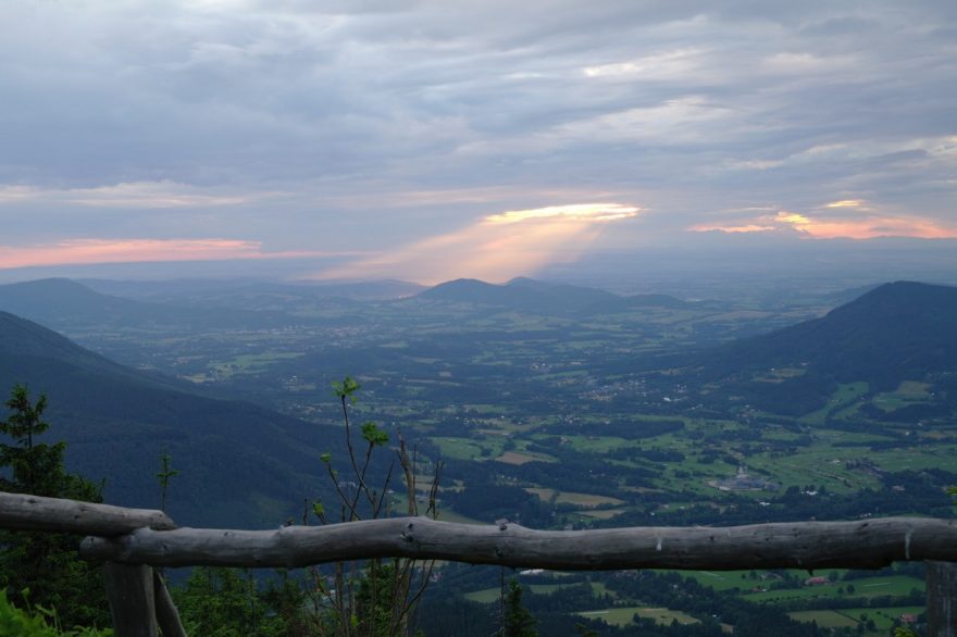 Výhled na beskydské podhůří, napravo vrchol Skalka