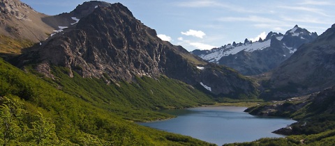 Horské laguny a vysoké hřebeny na tzv. Malém okruhu pohořím Nahuel Huapi v Argentině