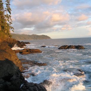 Skalnatá část pobřeží