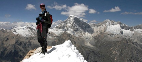 Výstup na Urus Este a Nevado Ishinca v údolí Ishinca v peruánském pohoří Cordillera Blanca