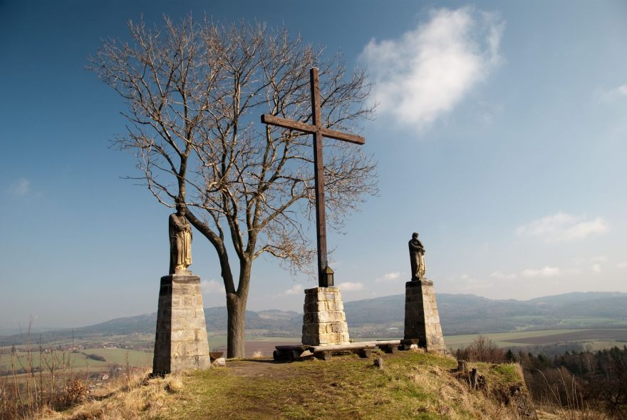 Na vrcholku Brada jsou dvě sochy a kříž