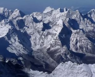 Pro tento výhled z vrcholu Mount Everestu jsou lidé někdy schopni čehokoliv