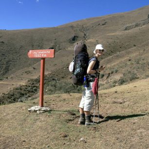 Trek pod severní stěnou Alpamaya