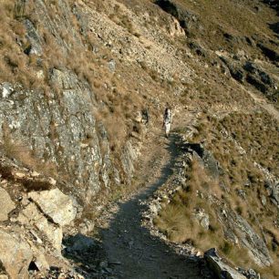 Trek pod severní stěnou Alpamaya 1