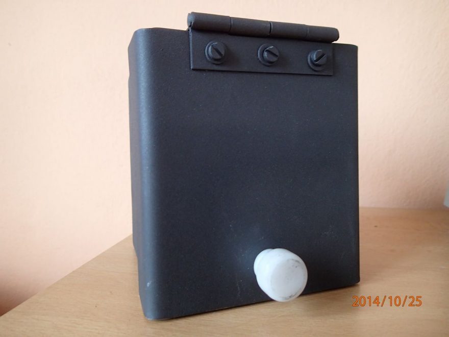 Kovová krabička chrání protí vlivům přírody