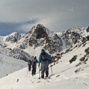 Zpočátku stoupáme po sjezdovce skiareálu Tavascan, na které leží nesouvislá vrstva sněhu