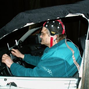 Experimentální řízení auta trvalo 56 h. Na hlavě čapka EEG, pod nosem teplotní senzor snímající dech, na ruce elektrody na záznam kožního odporu