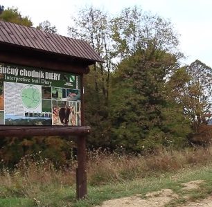 Celou roklí vede naučný chodník
