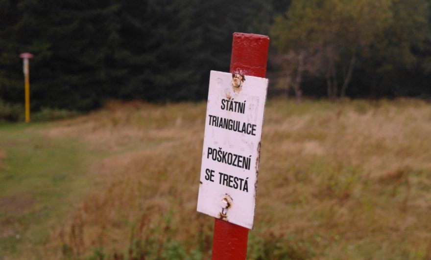 Na vrcholu Velkého Javorového se nachází přesný měřící bod pro geodety, geografy a kartografy