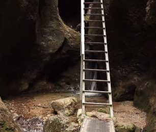 V zimě je průstup kvůli ledu velmi obtížný, což se projeví na všech žebřících, které se stanou extrémně kluzkými