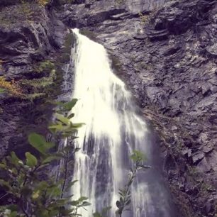 Vodopád je impozantní už z dálky