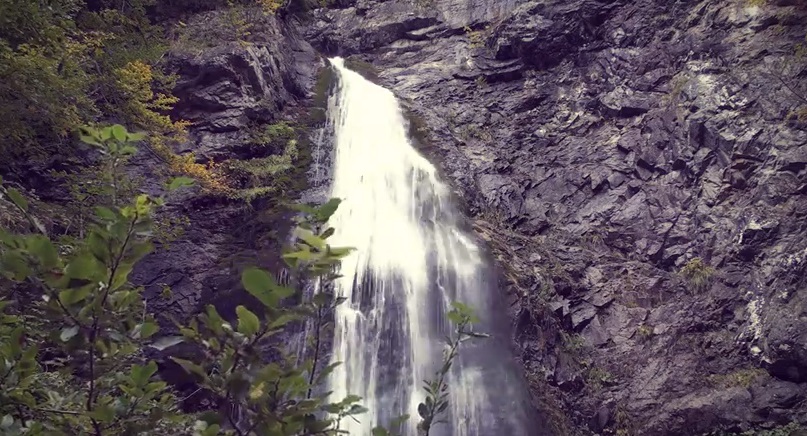 Vodopád je impozantní už z dálky