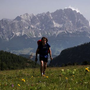 Buď létá, nebo jde po svých