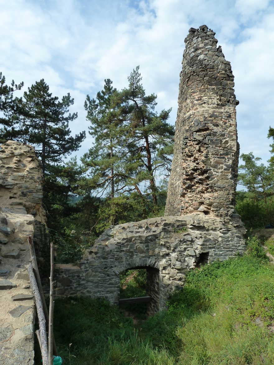 Zbytky menší věže s bránou