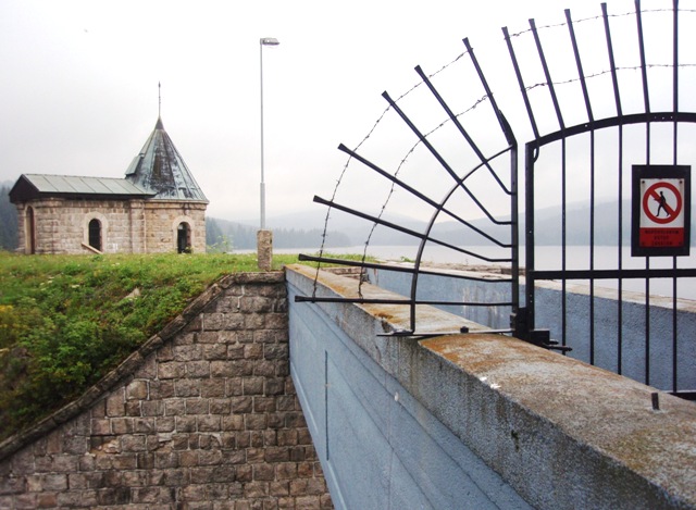 Po hrázi se samozřejmě nesmí chodit