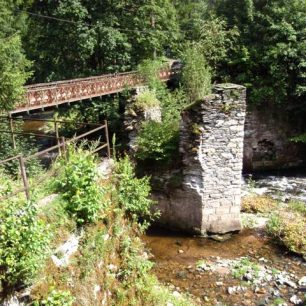 Nový most přes Kamenici a pilíř z původního mostu