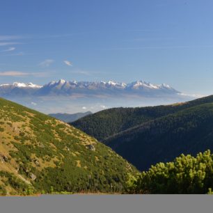 Pohled na Vysoké Tatry z hřebene Nízkých Tater.