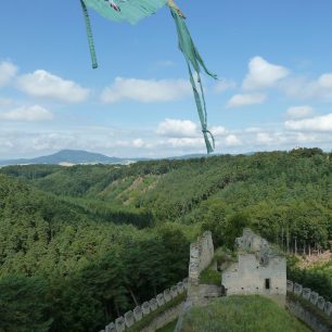 Výhled z věže přes Ptačí důl na horu Sedlo v Českém středohoří