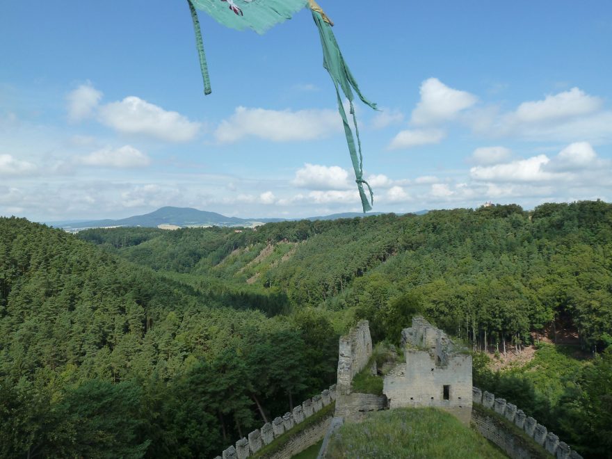 Výhled z věže přes Ptačí důl na horu Sedlo v Českém středohoří