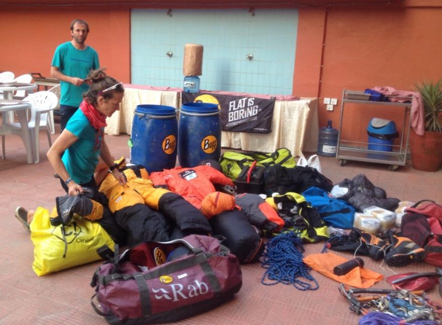 Kontrola veškeré výbavy v Káthmandu