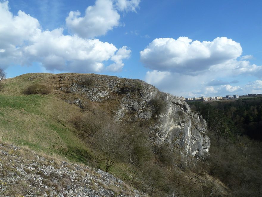 Skalnatý vrchol nad západní stěnou ostrohu.