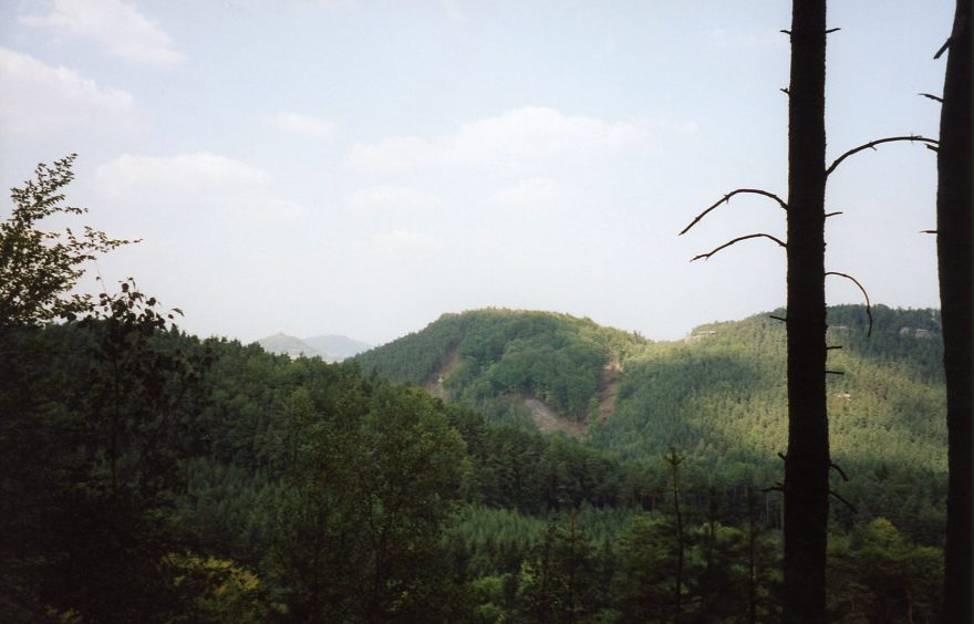 V pozadí starý Bernštejn a Maršovický vrch (pohled z jiného místa Velkého Beškovského vrchu)