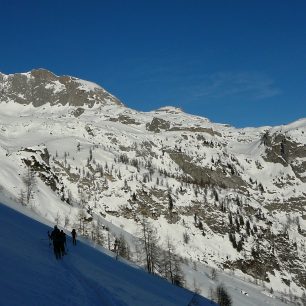 Za dobrého počasí je názorně vidět, kam směřoval pokus o sestup ve větru a sněhové vánici