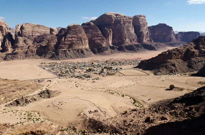 Dědina Wadi Rum, v pozadí masív Nasrani