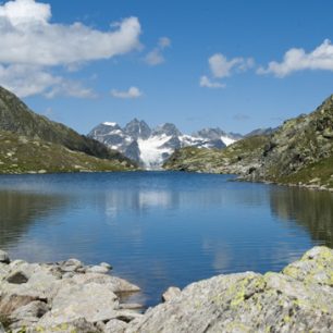 Zrcadlení okolí v hladině jezera (www.myswitzerland.com)