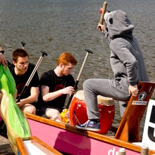 Kdo bubnuje této lodi?