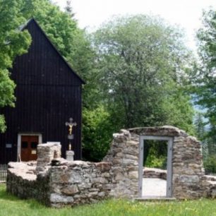 Hůrka - kaple sv. Kříže a zbytky kostela