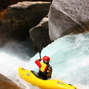 Sam Sutton na vodopádu švýcarské řeky Verzasca