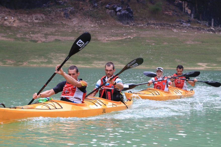 Na zemi, nebo na lodi, je to šumák...