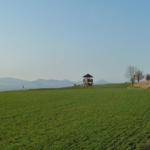 Pohled od východu od zadních valů