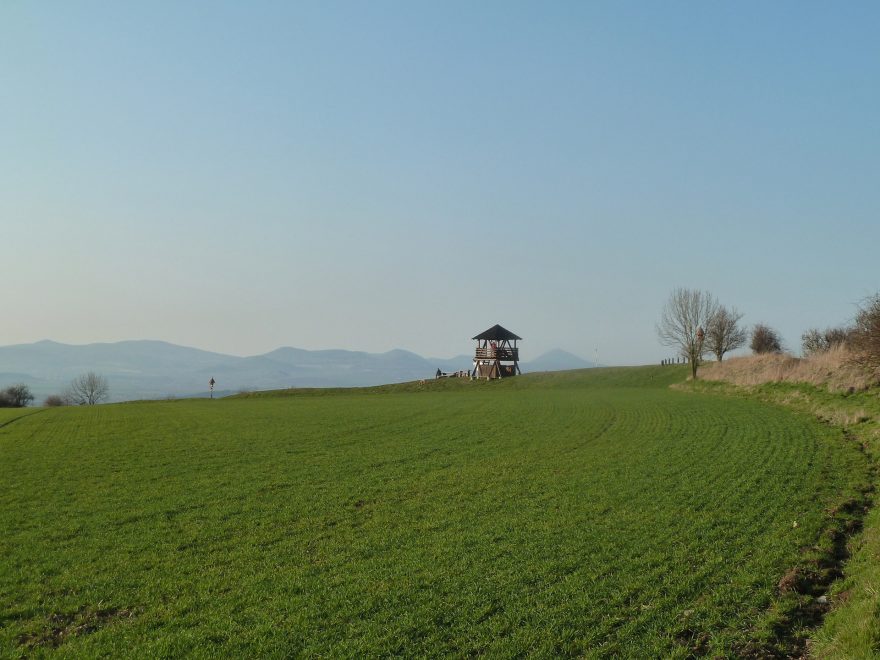 Pohled od východu od zadních valů