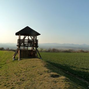 Pohled z valu přes rozhlednu na České středohoří