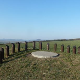 Sluneční hodiny s Hazmburkem v pozadí