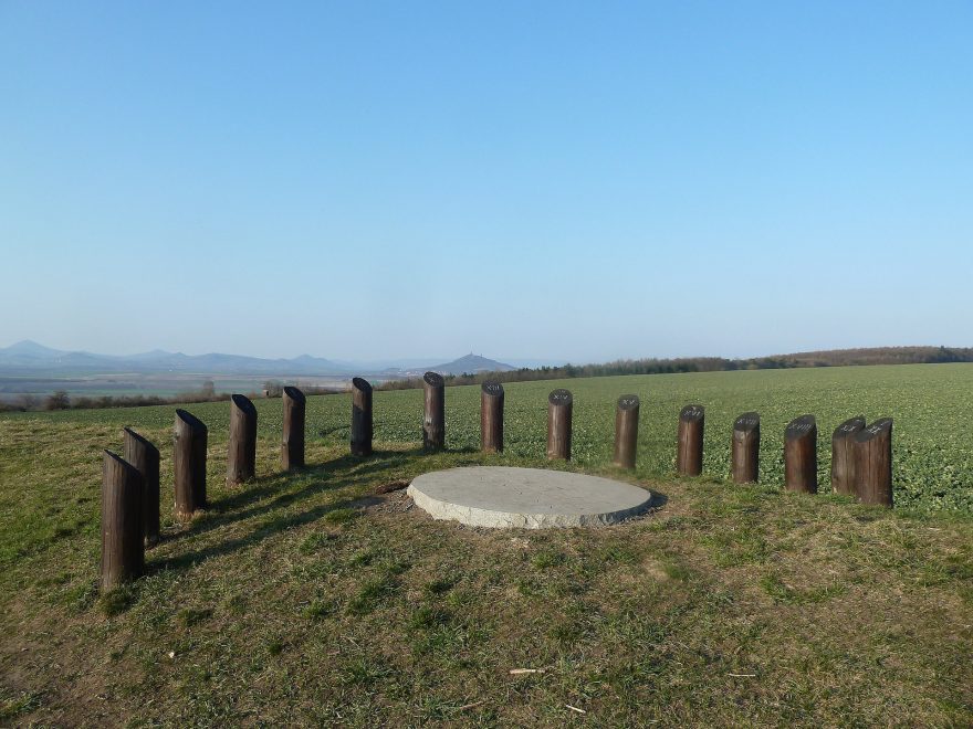 Sluneční hodiny s Hazmburkem v pozadí