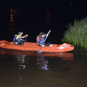 Noční jízda na kánoi