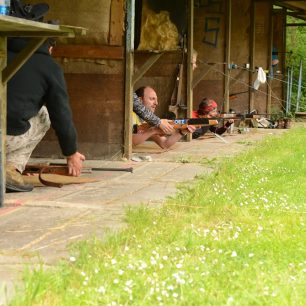 Střelba z pistolí při biatlonu