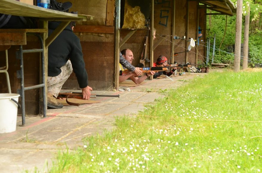 Střelba z pistolí při biatlonu