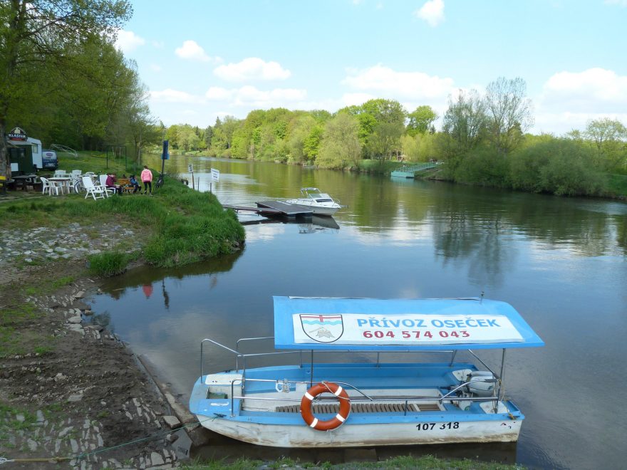 Přívoz Oseček na levém břehu Labe, v pozadí stánek s občerstvením a veřejné kotviště