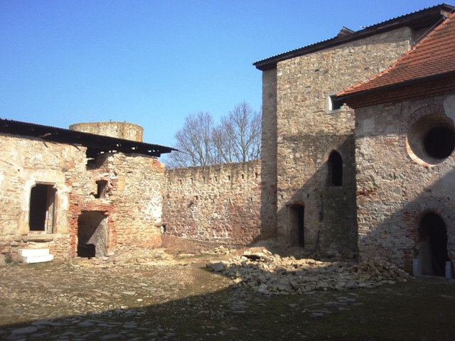 Horní tvrz Kestřany – nádvoří
